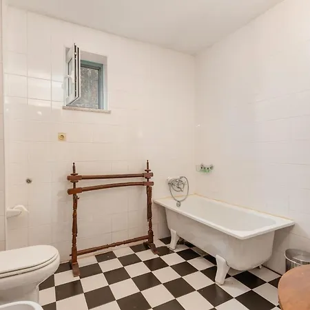 Regada - Relaxing Getaway In Spacious Farmland Chalet Fornos de Algodres