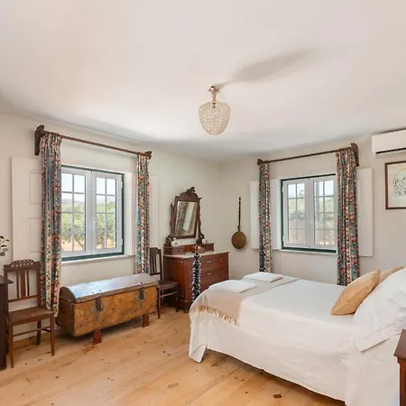 Regada - Relaxing Getaway In Spacious Farmland Chalet *