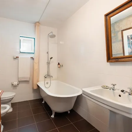 Regada - Relaxing Getaway In Spacious Farmland Chalet *